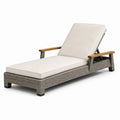 Lettino prendisole in rattan con braccioli in legno e cuscini beige