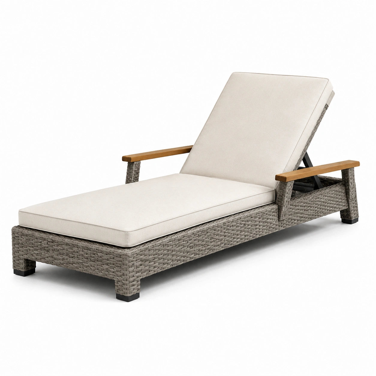 Lettino prendisole in rattan con braccioli in legno e cuscini beige